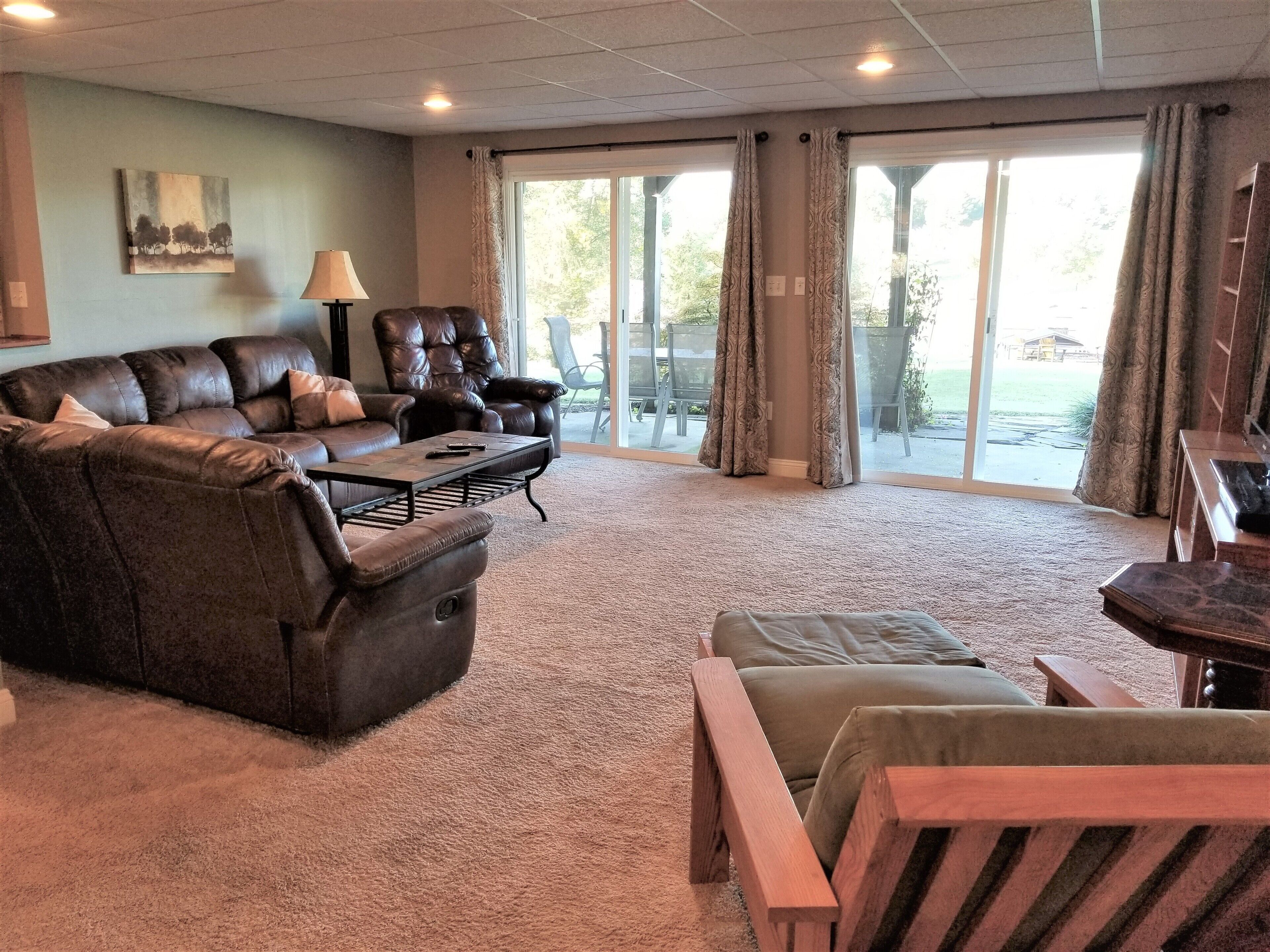 Una Smart TV, una chimenea, una consola de videojuegos