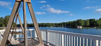7BR waterfront retreat, hot tub, beach, kayaks, public side, pets, game rooms