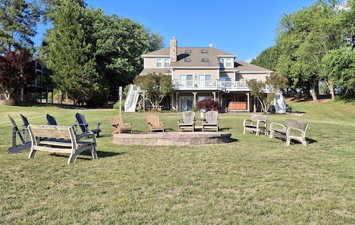 7BR waterfront retreat, hot tub, beach, kayaks, public side, pets, game rooms
