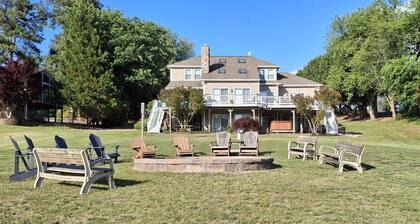 7BR waterfront retreat, hot tub, beach, kayaks, public side, pets, game rooms