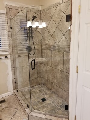Combined shower/tub, hair dryer, towels, soap
