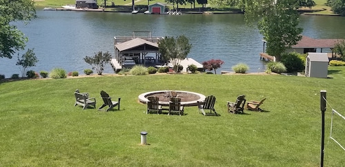 7BR Lakefront koti julkisella puolella - täydellinen viihdyttäville ja suurille perheille