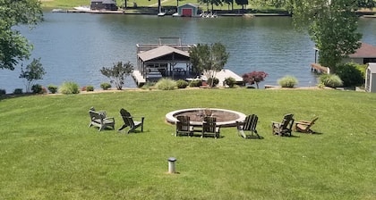 7BR Lakefront koti julkisella puolella - täydellinen viihdyttäville ja suurille perheille