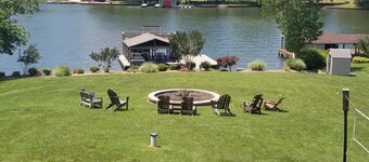 7BR waterfront retreat, hot tub, beach, kayaks, public side, pets, game rooms