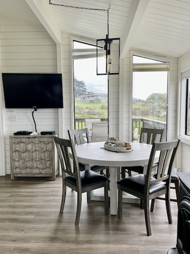 Panoramic Stunning ocean views,  Hot tub, Dog friendly & a 5 min walk to Beach 