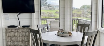 Panoramic Stunning ocean views,  Hot tub, Dog friendly & a 5 min walk to Beach 