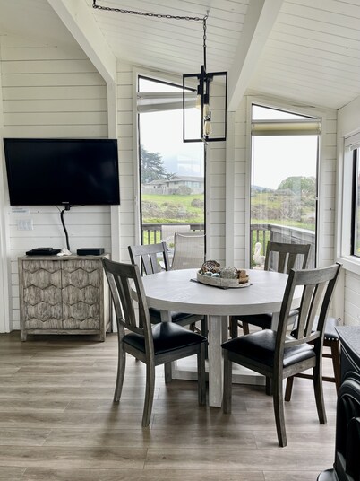 Panoramic Stunning ocean views,  Hot tub, Dog friendly & a 5 min walk to Beach 