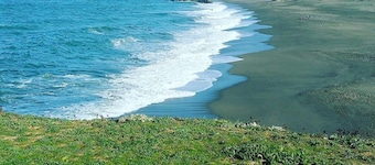 Panoramic Stunning ocean views, Hot tub, Dog friendly & a 5 min walk to Beach