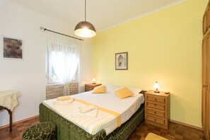 5 bedrooms, desk, free WiFi, bed sheets