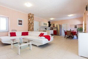 Televisión, chimenea, videojuegos y futbolito 