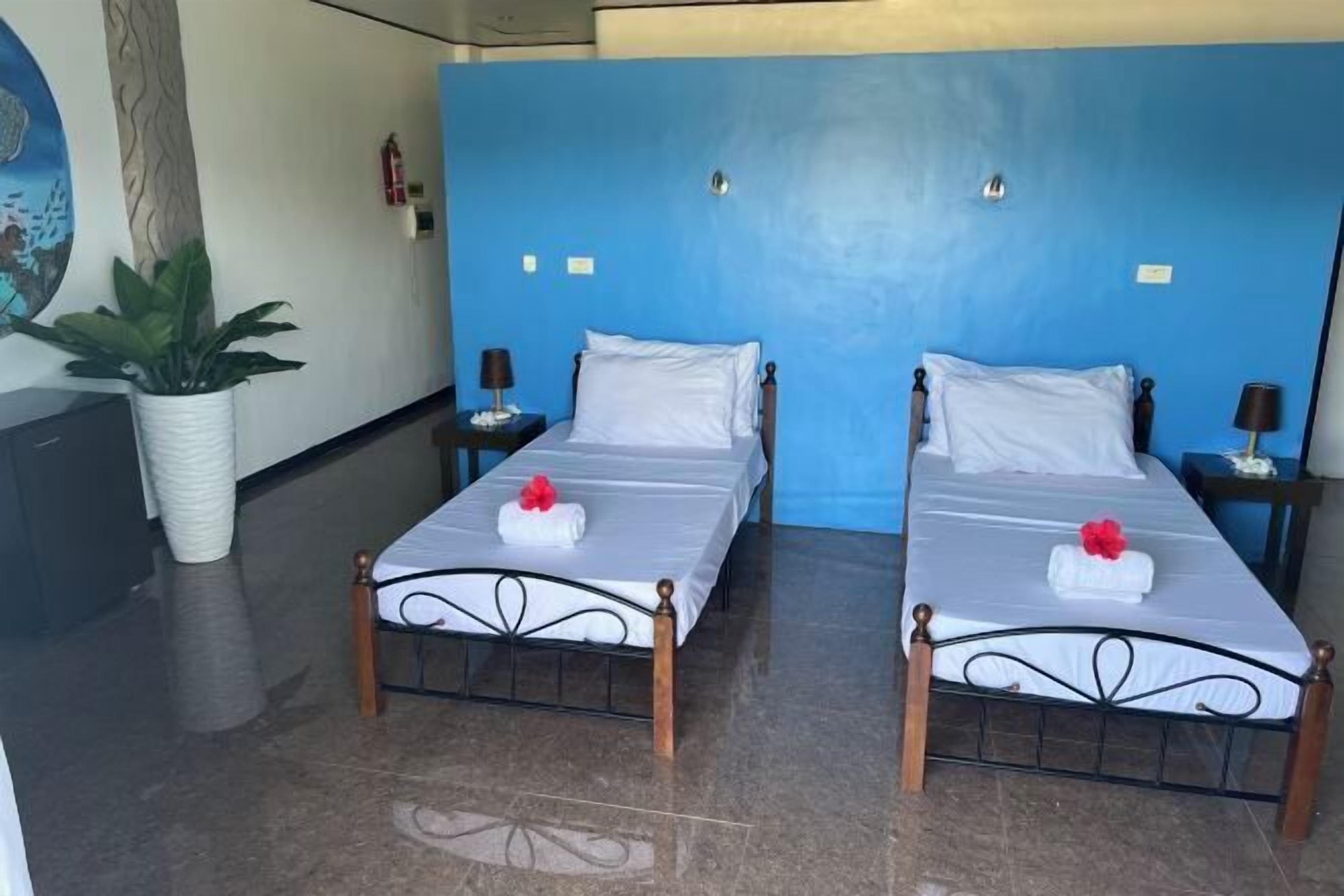 1 bedroom, soundproofing, rollaway beds, bed sheets