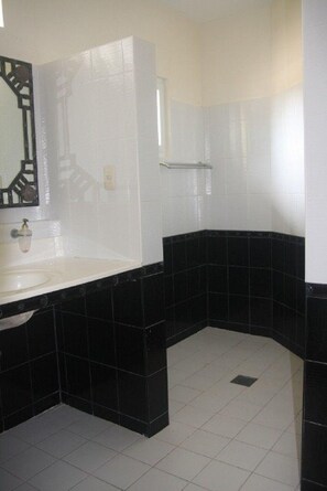 Shower, free toiletries, towels - Cabilao Sunset Dive and Beach Resort (Loon)