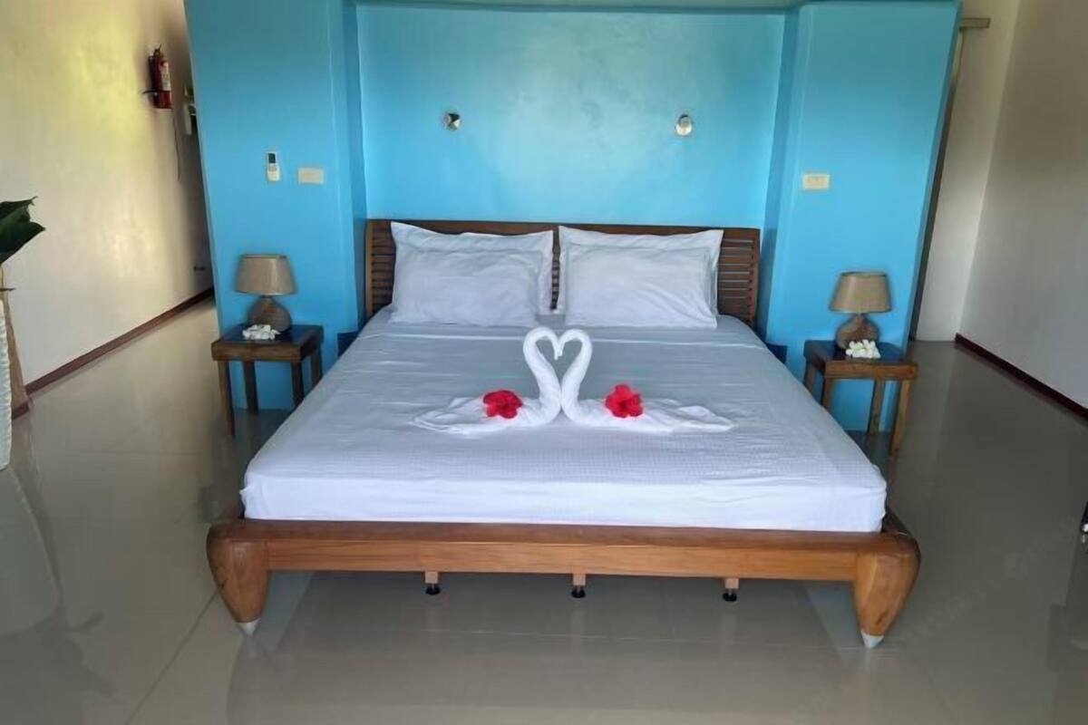 1 bedroom, soundproofing, rollaway beds, bed sheets