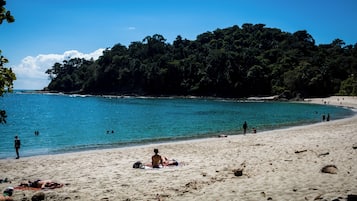 Playa en los alrededores, camastros y toallas de playa