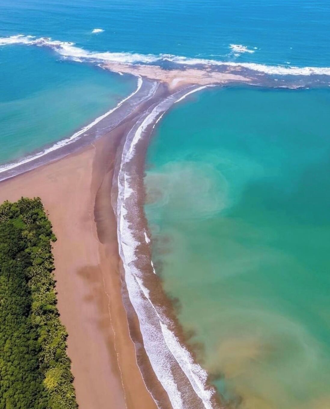 Playa en los alrededores, camastros y toallas de playa 