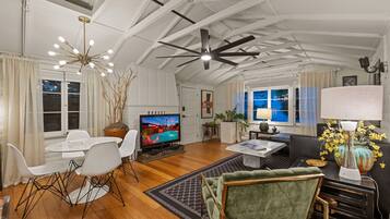 Smart TV, servicios de streaming, biblioteca musical y estéreo