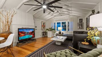 Smart TV, servicios de streaming, biblioteca musical y estéreo