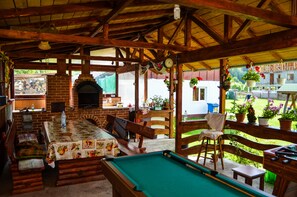 Outdoor dining - Mountain Home - In the middle of the Nature  (Podu Dâmboviței)