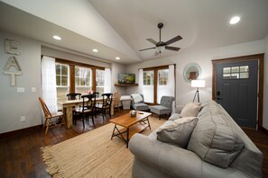 Smart TV, ping pong - Both cottages rent as one unit, Enjoy Privacy & Comfort, Very Family friendly (Branson)