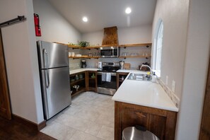 Fridge, microwave, oven, stovetop - Both cottages rent as one unit, Enjoy Privacy & Comfort, Very Family friendly (Branson)