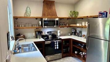 KĂŒhlschrank, Mikrowelle, Ofen, Herdplatte