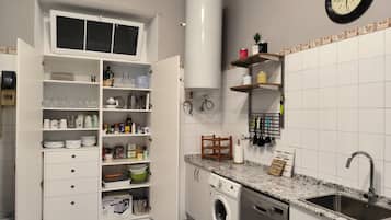 Een koelkast, een magnetron, een oven, een kookplaat