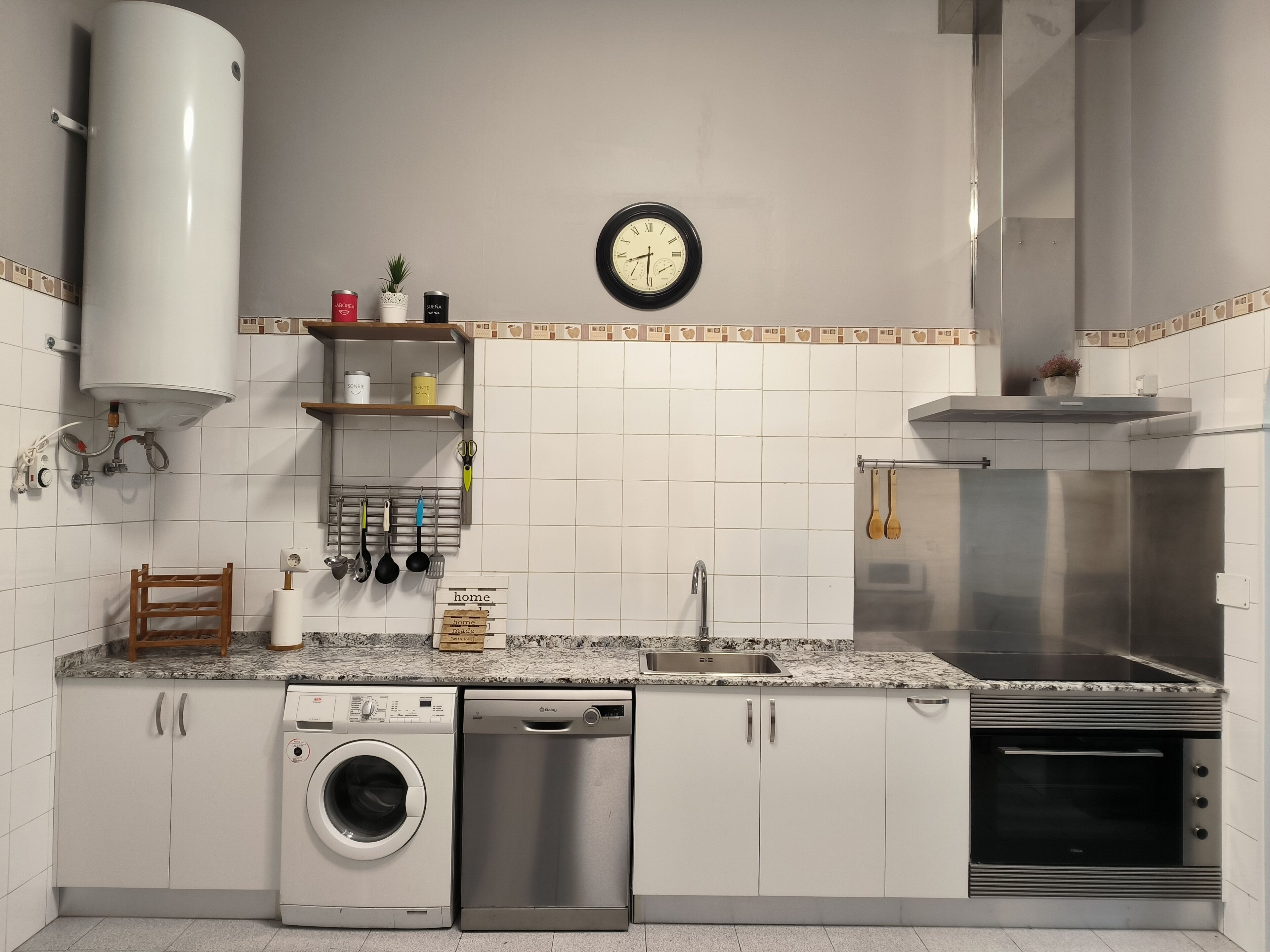 Een koelkast, een magnetron, een oven, een kookplaat