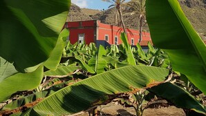 A red building with a clear view of the sky and clouds. - Historical house facing the sea in Finca de Plataneras. (San Andrés)