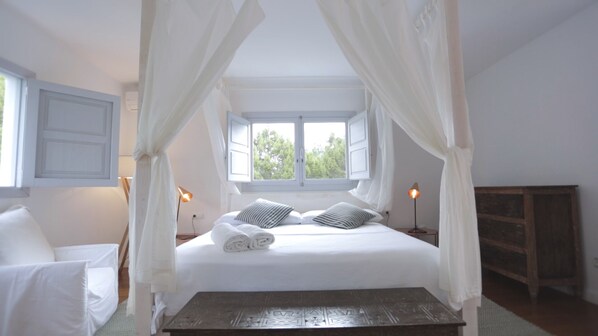 9 bedrooms, in-room safe, iron/ironing board, WiFi