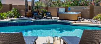 ** Underbar reträtt i öknen - Nyligen ombyggd 4 sovrum med pool och badtunna
