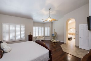 4 habitaciones, tabla de planchar con plancha, cuna de viaje y wifi 