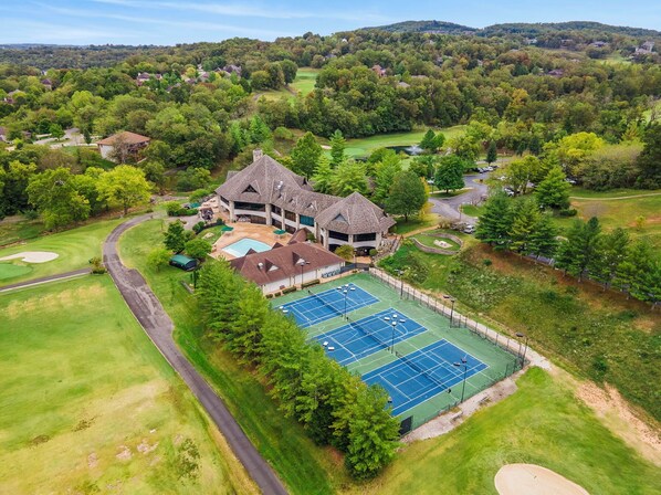 Sport court - Close to Outdoor Pool, Jetted Tub, Rustic Lodge! (Reeds Spring)