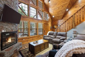 Smart TV, fireplace, video games, DVD player - Close to Outdoor Pool, Jetted Tub, Rustic Lodge! (Reeds Spring)