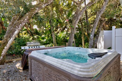 3/2 Beach House! Pool • Hot Tub • Bikes • Sea Turtle Season & Rocket Launch View