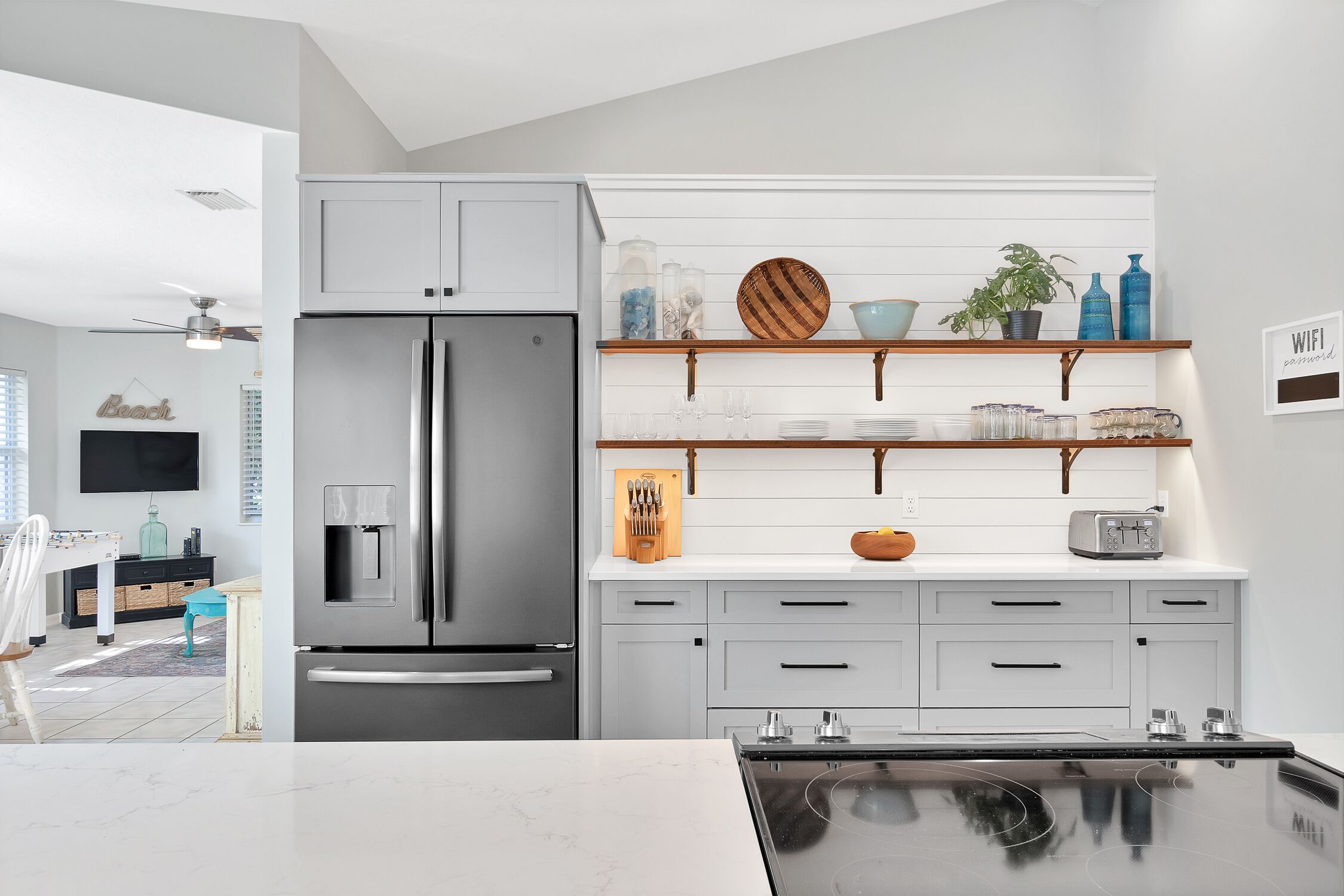 Réfrigérateur, micro-ondes, four, plaque de cuisson