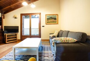 スマートテレビ、暖炉、DVD プレーヤー、書庫