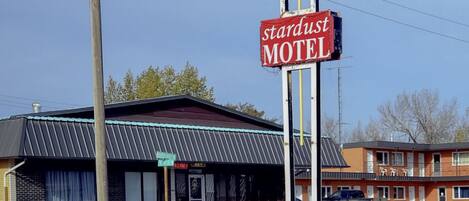 Fachada da propriedade à noite