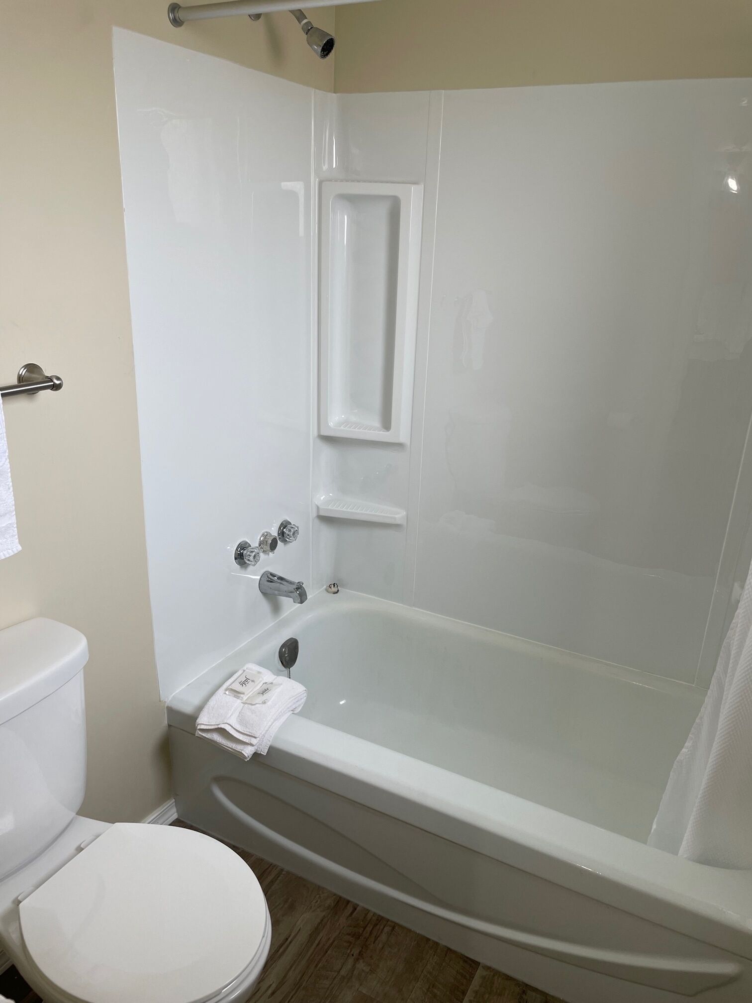 Bañera con ducha, artículos de tocador gratuitos, toallas