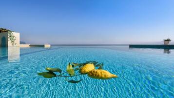 Piscine extérieure, piscine chauffée, chaises longues