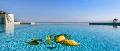 Una piscina al aire libre, una piscina climatizada