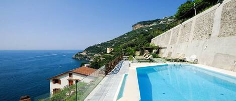 Una piscina al aire libre, una piscina climatizada