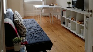 A small, bright room with a bed, a desk, a TV, and a window. - Ah33 - Superior Double Studio - University (Coimbra)
