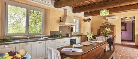 Kühlschrank, Mikrowelle, Ofen, Geschirrspüler