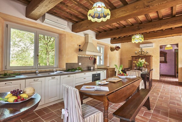 Fridge, microwave, oven, dishwasher - Charming farmhouse immersed in the Tuscan countryside with private swimming pool and garden (Marciano)