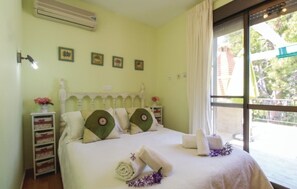 2 chambres, coffres-forts dans les chambres, fer et planche à repasser