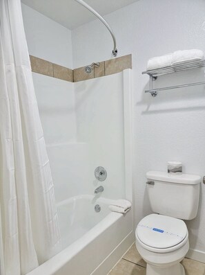 Kostenlose Toilettenartikel, Haartrockner, Handtücher