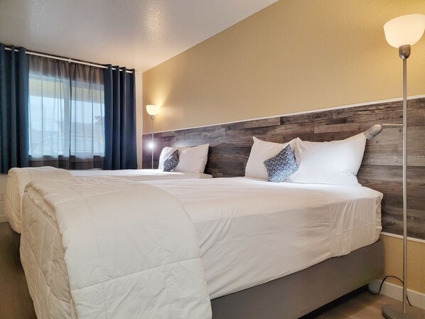 Habitación estándar doble, 2 camas dobles, no fumadores | Escritorio, cortinas opacas, tabla de planchar con plancha y wifi gratis