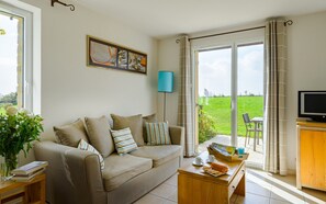 TV - Appart Charmant, Kitchenette | Wi-Fi Disponible (Cancale)