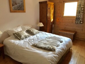 1 makuuhuone, silitysrauta/-lauta, vauvan matkasänky, internet