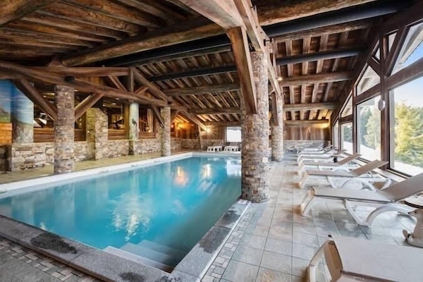 Una piscina techada, una piscina climatizada